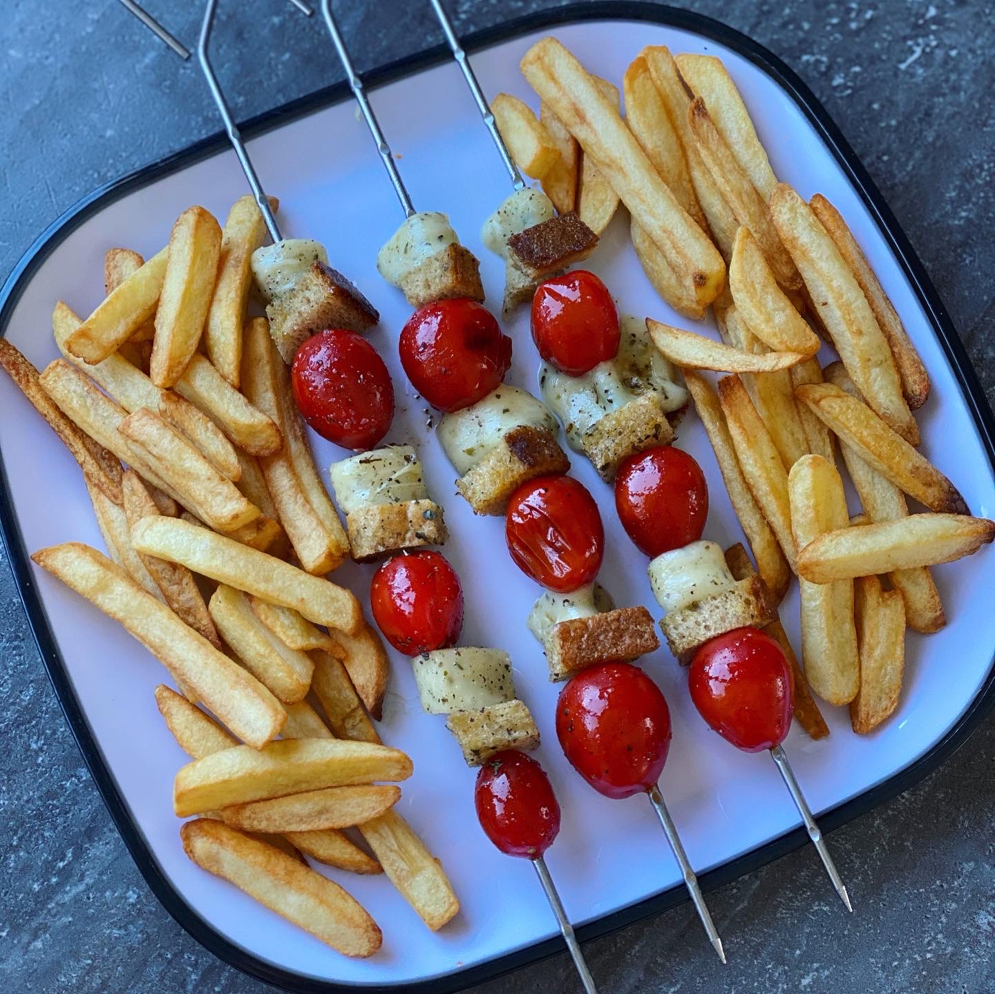 Caprese saslik mediterrán fűszeres grill mozzarellával