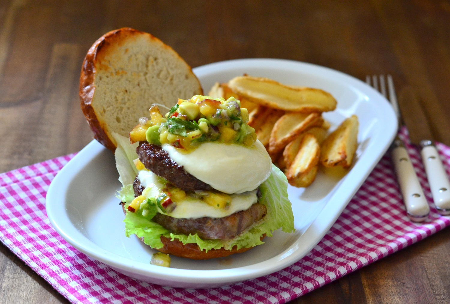 Dupla mozzarella burger avokádó és nektarin salsával